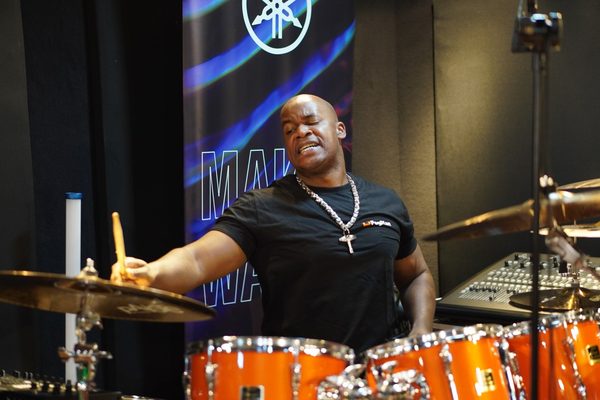 Josivaldo Santos tocando bateria