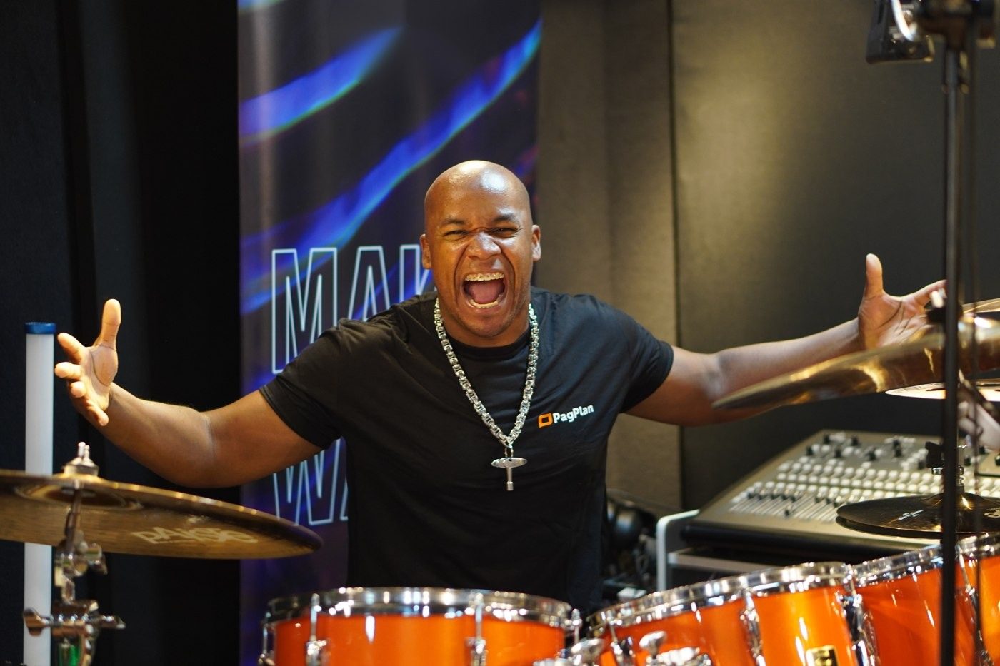 Josivaldo Santos tocando bateria com a camisa PagPlan